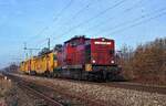 Bocholter Eisenbahngesellschaft 203 007 mit EIFFAGE RAIL Gleisstopfmaschine und mit Schotterplaniermaschine in Richtung Osnabrück (Diepholz, 17.11.12).