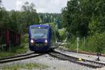 Ein grüßender TF und ein Oberschwabe in Hohenzollern - Als HzL 86331 von Hechingen nach Sigmaringen fährt VT 71 der Bodensee-Oberschwaben-Bahn aus dem Bahnhof Hanfertal, dem letzen Halt