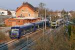 Zugkreuzung in Langenargen am 16.04.2021 - VT 67, VT 66 und ein dritter, unerkannt gebliebener Triebwagen der Bodensee-Oberschwaben-Bahn als RB 93 / RB 17705, Friedrichshafen - Lindau-Insel und 612