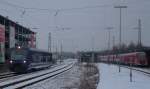 Das letzte Mal habe ich ihn in weiter Entfernung auf einer Bahnbrcke vorbeifahren sehen und am 28.01.10 konnte ich ihn - per Zufall - dann doch noch ablichten, den  Ausreier- BOB Triebwagen 63 . Damit er, als Lz, nicht alleine dastehen musste, durfte noch der IRE mit drauf. Was auch immer ihn dazu bewogen hat, seine Oberschwbische Heimat zu verlassen, ich wei es nicht...
-Reutlingen Hbf-.