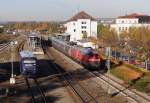 VT 63 der BOB verlsst Ravensburg nach einem kurzen Halt, whrend der AEG Showtrain auf Gleis 1 steht, 29.10.10