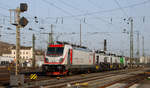 Am 23.02.2021 überführte Railadventure 111 210 drei Vossloh DE18 mit Bombardier 188 004 zusammen in Richtung Italien. Hier bei der Durchfahrt in Würzburg Hbf (Westeinfahrt).
