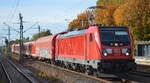 BTK - Bombardier Transportation GmbH, Kassel [D] mit  147 013  [NVR-Nummer: 91 80 6147 013-7 D-DB] und einem Überführungszug mit einer Hamburger S-Bahn, dem Triebzug (NVR:  9480 0490 051-0 D-DB.... ) am 17.10.22 Durchfahrt Bahnhof Brieselang.