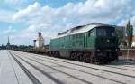 W232.06 aus dem Bombardier Lokpool steht am 29.08.04 mit ihrem noch fast leeren Containerzug im Hafen Halle-Trotha.