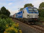 193 882 von BoxXpress mit Containerzug in Fahrtrichtung Süden.