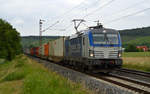 193 843 führte für ihren Eigentümer BoxXpress am 16.06.17 einen Containerzug durch Retzbach-Zellingen Richtung Würzburg.