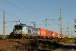 193 880 BoxXpress mit Containerzug in Dedensen Gümmer, am 14.10.2017.