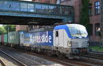 boxXpress.de GmbH  193 841  [NVR-Number: 91 80 6193 841-4 D-BOXX] mit Containerzug bei der Einfahrt zum Hamburger Hafen im Bf. Hamburg-Harburg.