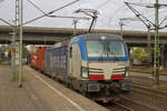 193 834 zieht einen BoxXpress Containerzug durch Hamburg Harburg.