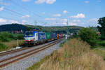 193 833 Boxxpress mit einem Containerzug bei Oberdachstetten Richtung Würzburg, 16.08.2020