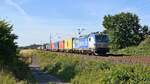 boxXpress 193 843 mit Containerzug in Richtung Bremen (Rohrsen, 02.08.2022).