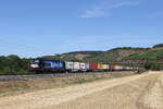 193 608 von  BoxXpress  mit einem Containerzug am 8.