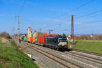 193 870 MRCE/Boxxpress mit einem Containerzug bei Herrnberchtheim Richtung Ansbach, 31.03.2021