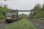 BoxXpress.de 193 860 mit einem Containerwagenzug Richtung Göttingen, am 20.05.2023 in Eichenberg. Vom Bahnsteigende aus fotografiert.