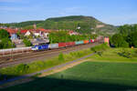 193 536 Boxxpress mit einem Containerzug bei Retzbach-Zellingen Richtung Gemünden, 01.06.2021