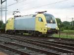 ES 64 U2 - 041 in der Ausfahrt aus dem Betriebsbahnhof Burchardkai. Sie wird nach Durchfahren des Rangierbahnhofs Waltershof ihrem Boxxpress Containerzug nach Mnchen bringen.
Juni 2004