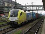 ES 64 U2 062 (BoxXpress) mit einem Containerzug am 15.4.2008 in Regensburg.