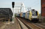 ES 64 U2-003 fhrt mit ihrem Containerzug durch Ludwigshafen Mitte Richtung Ludwigshafen Hbf.