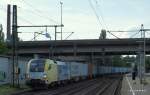 ES 64 U2-031 von boxXpress rumpelt am 6.07.09 mit einem langen Containerzug aus Waltershof durch Hamburg-Harburg Richtung Sden.