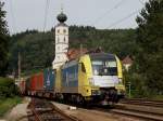 Die ES 64 U2-063 von BoxXpress mit einem Containerzug am 26.08.2009 bei der Durchfahrt in Wernstein.