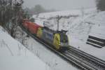 ES 64 U2-025 mit  Boxx -Zug in Fahrtrichtung Sden zwischen Sontra und Cornberg.