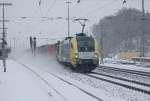 ES 64 U2-062 (boxXpress.de) am 30.01.2010 durch Kreiensen mit einem Containerzug