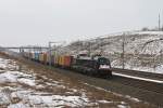 182 563 mit einem Containerzug am 13.03.2010 bei Hebertshausen.