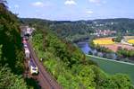 ES 64 U2 069 mit einer Boxxpress Leistung am Felsentor bei Etterzhausen, 07.05.2009.