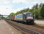 Der  Jubi-Boxxer  182 509-0 (ES 64 U2-009) kam am 23.06.2011 mit Containerzug in Fahrtrichtung Norden durch Eichenberg.