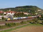 Die ES 64 U2-007 am 20.08.2011 mit einem Containerzug bei der Durchfahrt durch Retzbach-Zellingen.