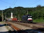 Die ES 64 U2-062 am 10.09.2011 mit einem Containerzug bei der Durchfahrt in Wernstein.