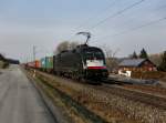 Die ES 64 U2-062 am 29.01.2012 mit einem Containerzug unterwegs bei Vilshofen.