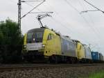 ES 64 U2-044 mit abgebgelter Schwesterlok, beide von der Firma  boxXpress  und einem Gterzug zwischen Osterhofen und Girching am 25.04.2006