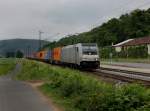 Die 185 717 mit einem Containerzug am 02.06.2012 unterwegs bei Gambach.