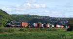 ES 64 U2-069 boxXpress passiert am 6.09.12 mit einem Containerzug eine Obstwiese bei Wernfeld.