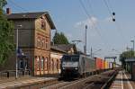 189 157-1 (boxXpress) zieht den umgeleiteten DGS 69142 Beimerstetten - Bremerhaven-Kaiserhafen durch Zwingenberg(Bergstrae). 22.05.12