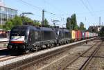 Die ES 64 U2 - 065 / 182 565-2 zieht in DT einen langen Containerzug durch Mnchen Heimeranplatz am 08.09.2012