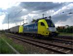 182 565 mit einem Containerzug am 04.06.2007 bei der Ausfahrt aus dem  Bahnhof Plattling.