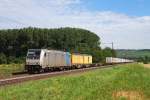 185 717 (boxXpress) mit Containerzug vor Retzbach (Zellingen) [04.08.2012]