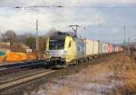 ES 64 U2-008 mit Containerzug in Fahrtrichtung Sden.