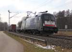 182 508 (ES 64 U2-008) mit neuer BoxXpress-Seitenwerbung und Containerzug in Fahrtrichtung Norden.