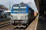 193 841 BoxXpress mit einem Containerzug am 28.02.2014 in Fulda.