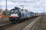 182 515 (ES 64 U2-015) mit Containerzug in Fahrtrichtung Süden.