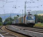 193 880 mit Containerzug nach Süden in der Nordeinfahrt des Bahnhofs Eichenberg.