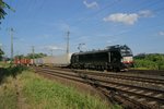 Am 09.07.2016 fährt X4E 870 mit einem Containerzug vor der Kulisse der Festung Marienberg in den Bahnhof Würzburg Zell ein.