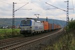 193 880 mit Containerzug in Fahrtrichtung Norden.