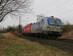 193 880 mit Containerzug in Fahrtrichtung Norden.