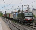 193 879 in Doppeltraktion mit 193 882 und Containerzug bei der Durchfahrt durch die Station München-Heimeranplatz.