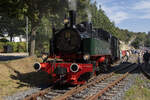 Der Sonderzug der Brohltalbahn macht einen Fotostopp am 07.09.2024 im Bahnhof von Niederzissen. Zuglok ist Dampflokomotive 11sm. 