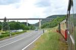 Fensterblick aus dem ehemaligen Mosbach-Mudauer Halbpackwagen.....vorne zieht die D1 der Brohltalbahn den Zug gerade durch die Gemarkung von Niederzissen.